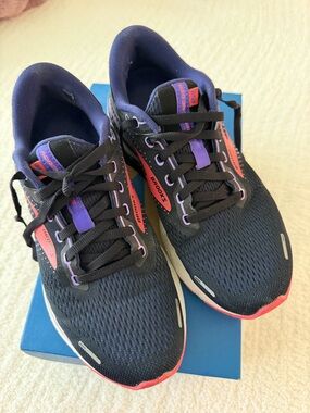Women’s Brooks Adrenaline GTS 22
